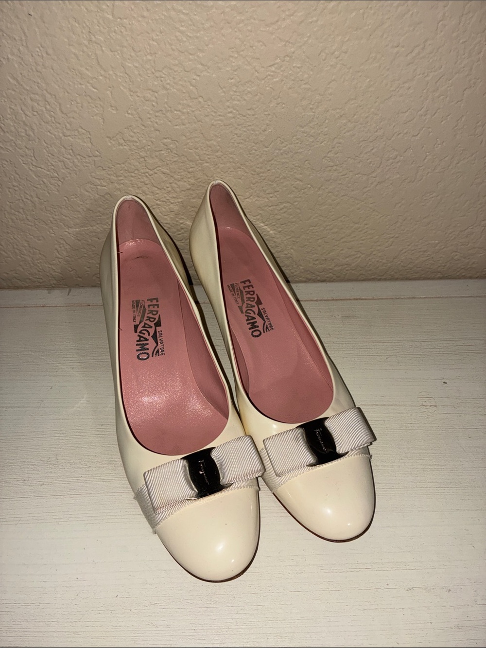 Salvatore Ferragamo Cream Leather Vara Bow Pumps with Pink Insole